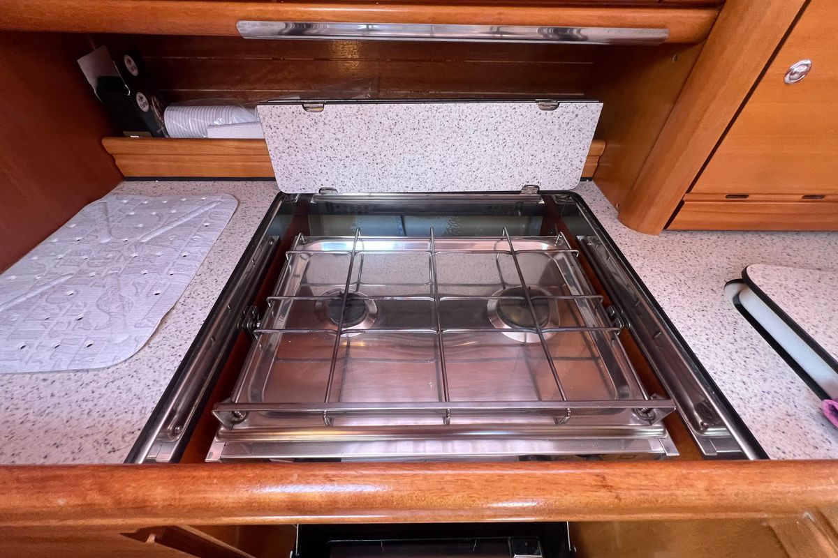 2005 Bavaria Cruiser 33