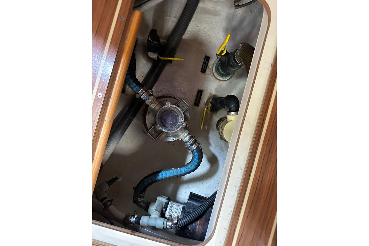 2003 Hunter 426 Deck Salon