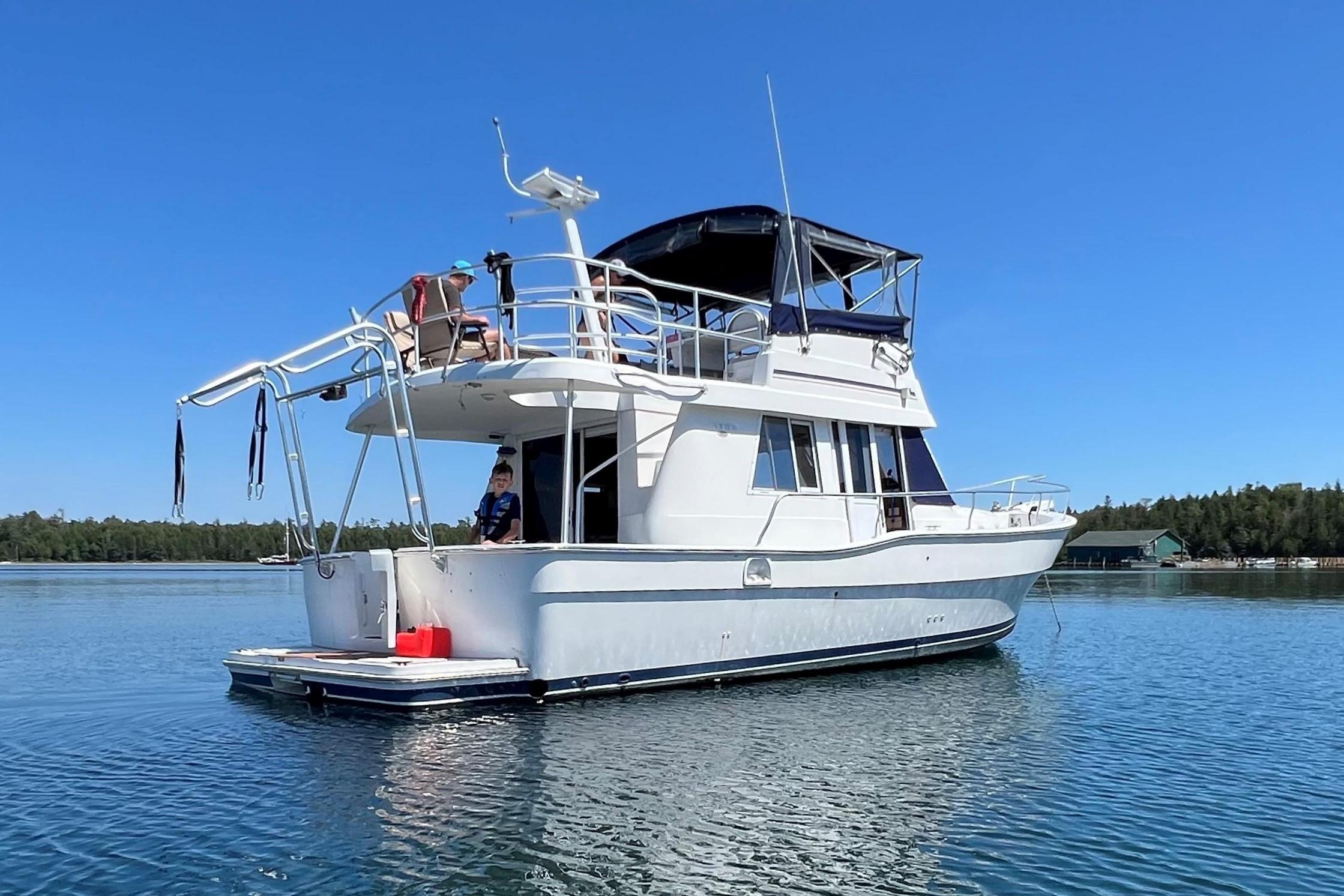 2000 Mainship 390 Trawler for sale in Muskegon, Michigan