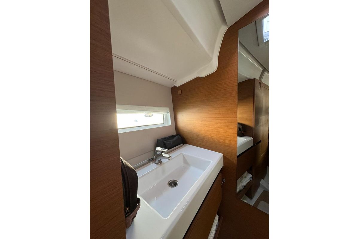 2022 Jeanneau Sun Odyssey 490