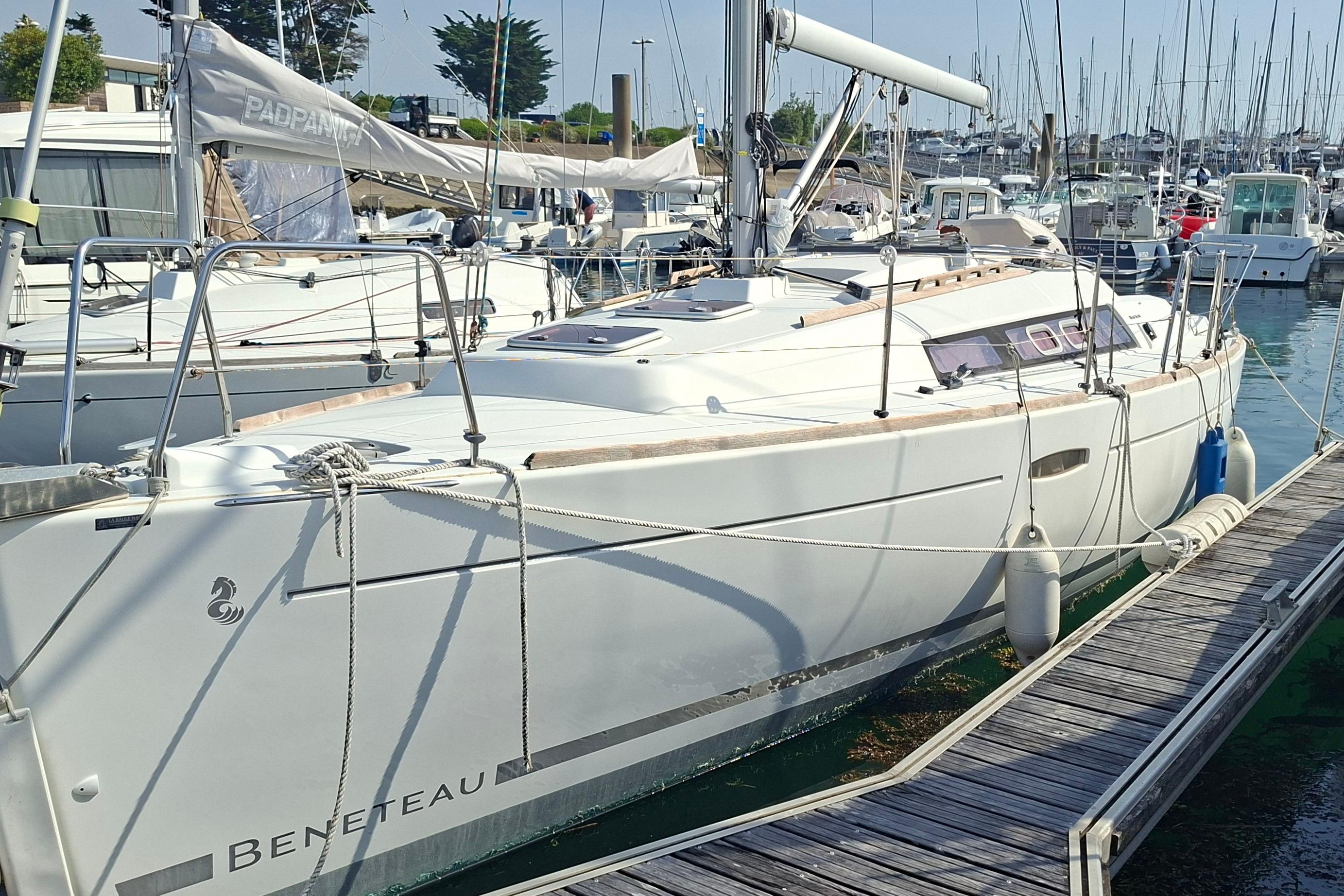 2010 Beneteau Oceanis 31 for sale in Arzon, Morbihan, France