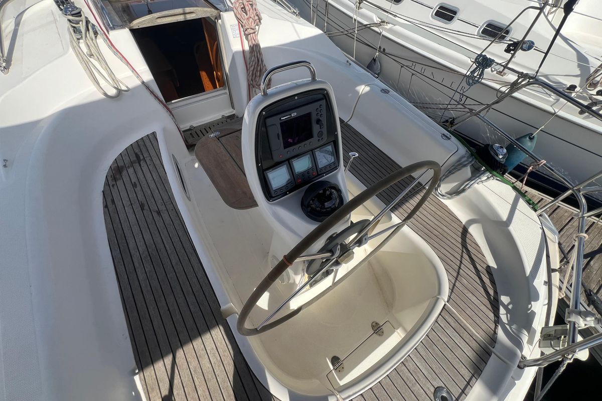 2005 Bavaria Cruiser 33