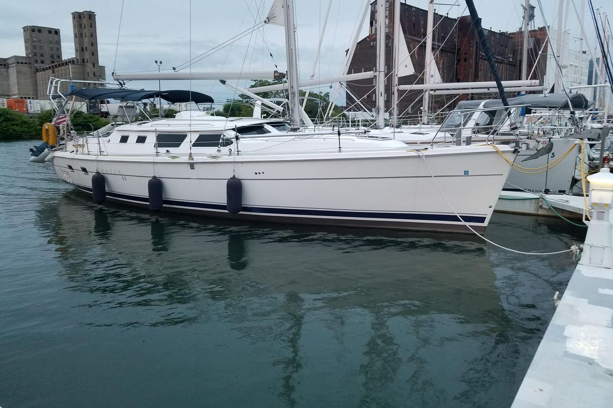 2003 Hunter 44 Deck Salon