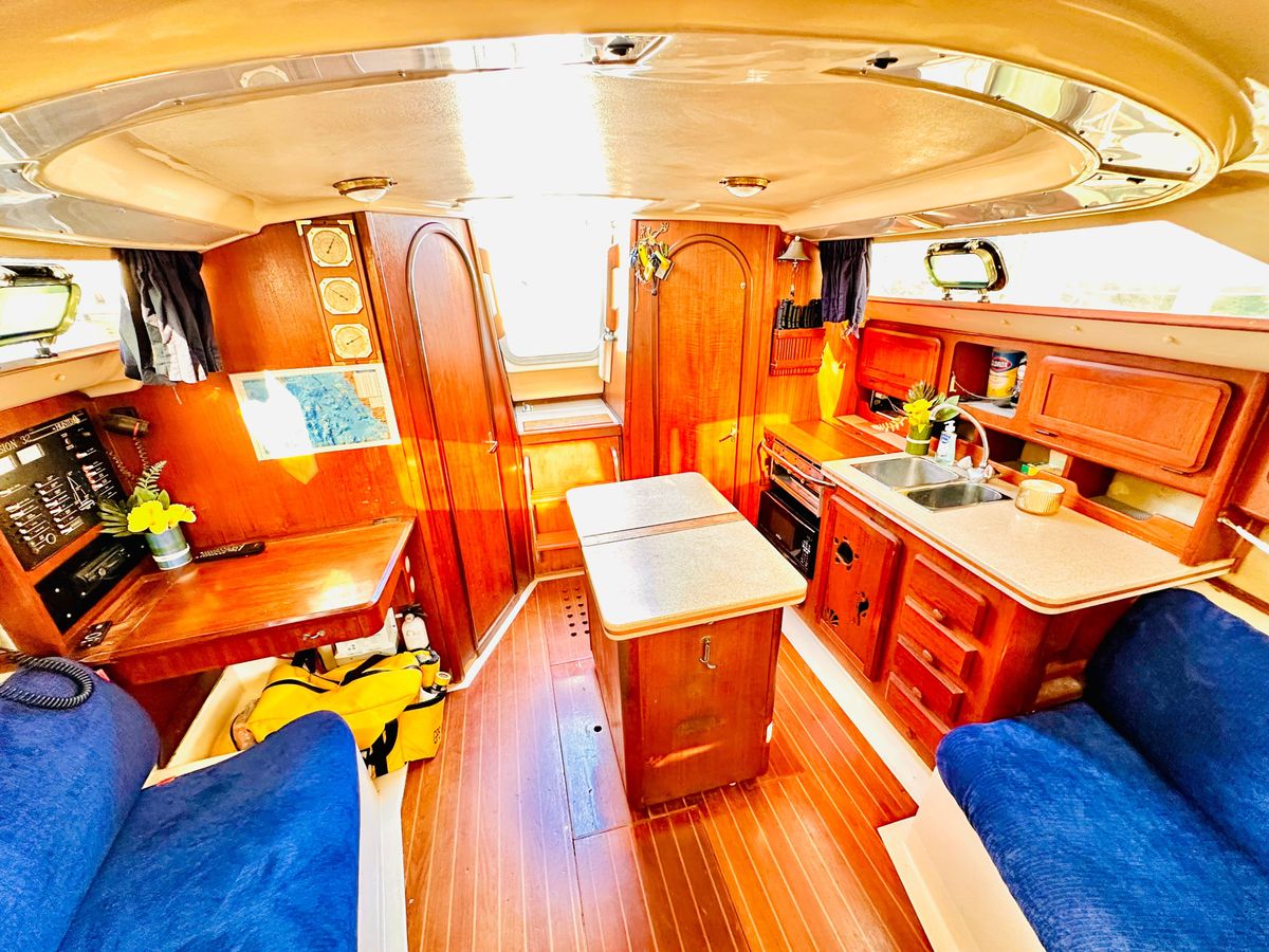 1990 Hunter 32’ Vision