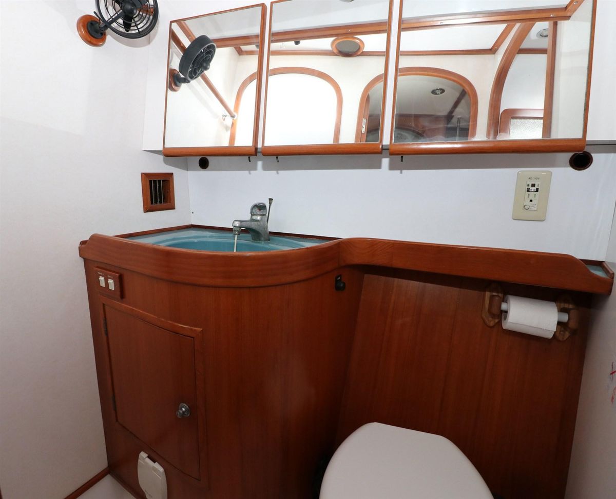 1999 Hylas 54