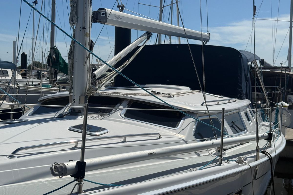 2007 Hunter 44 Deck Salon