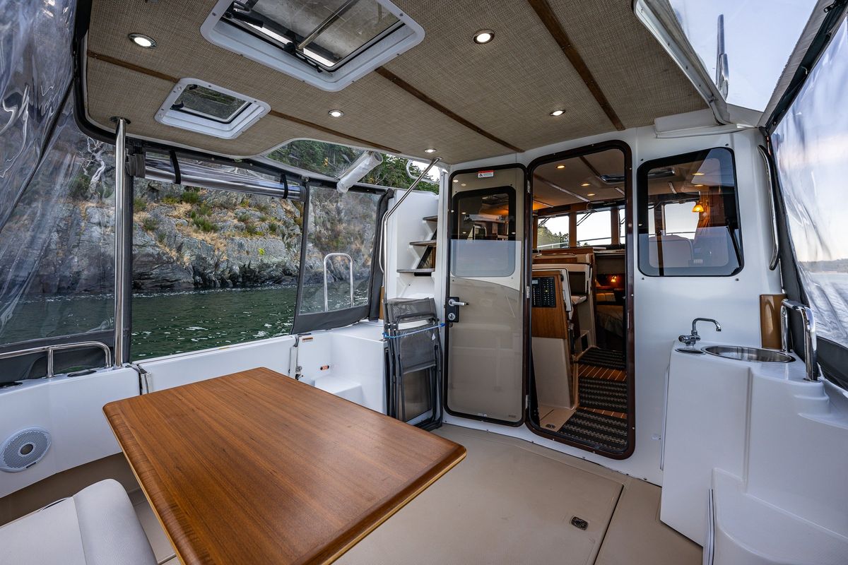 2016 Ranger Tugs R-31 CB
