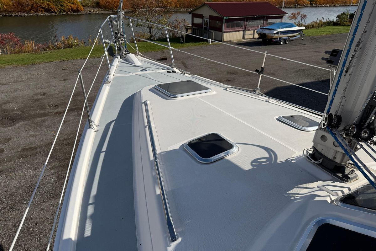 2003 Hunter 44 Deck Salon