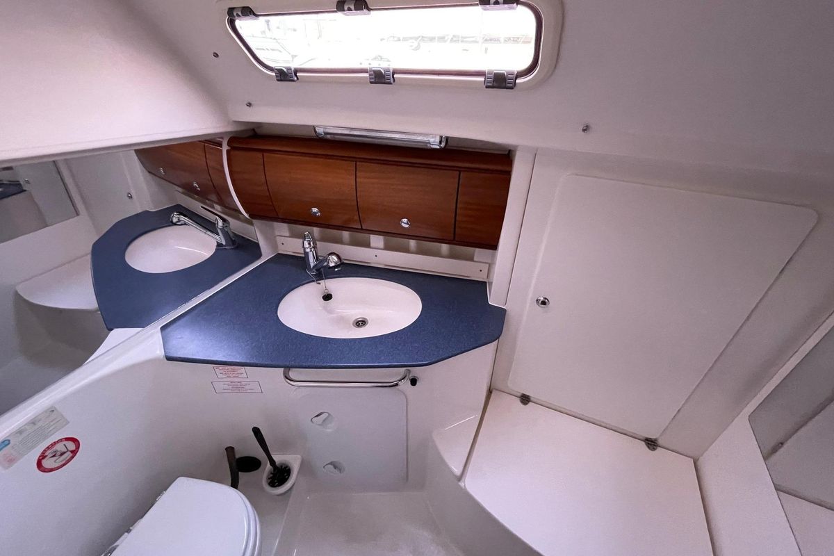 2004 Bavaria 38