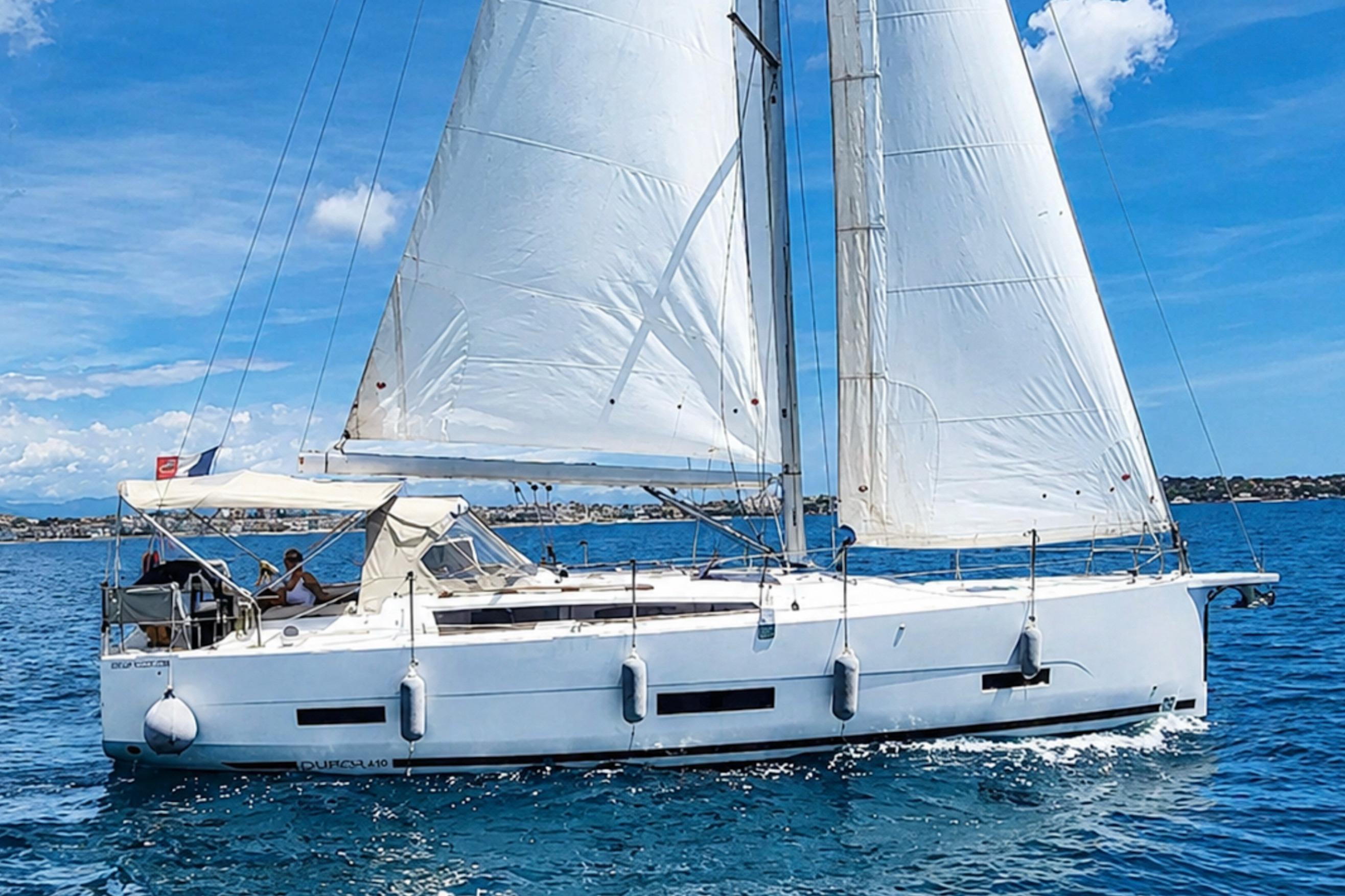 2022 Dufour 390 for sale in Antibes, Alpes-Maritimes, France