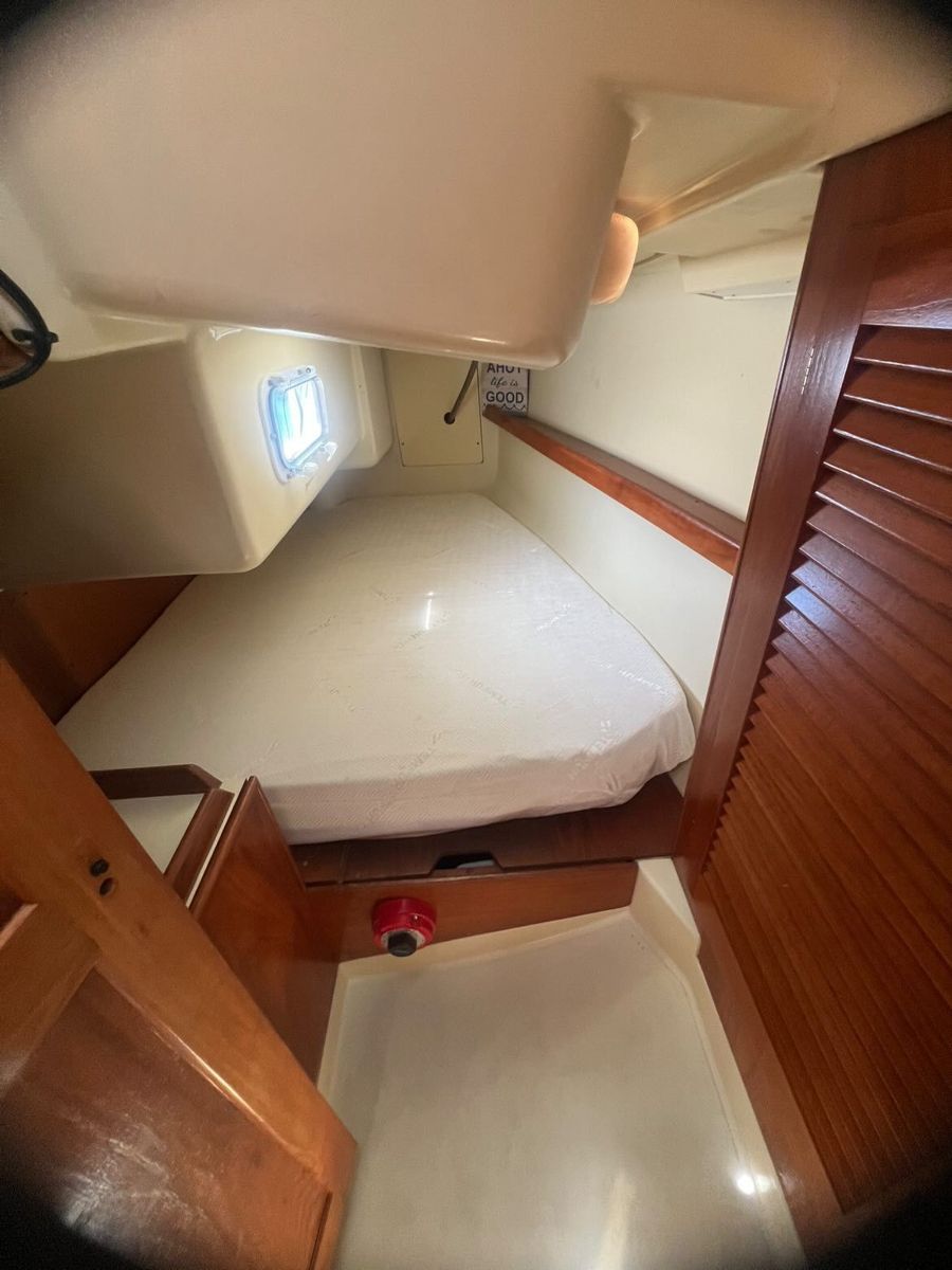 1988 Pearson 28 Sloop