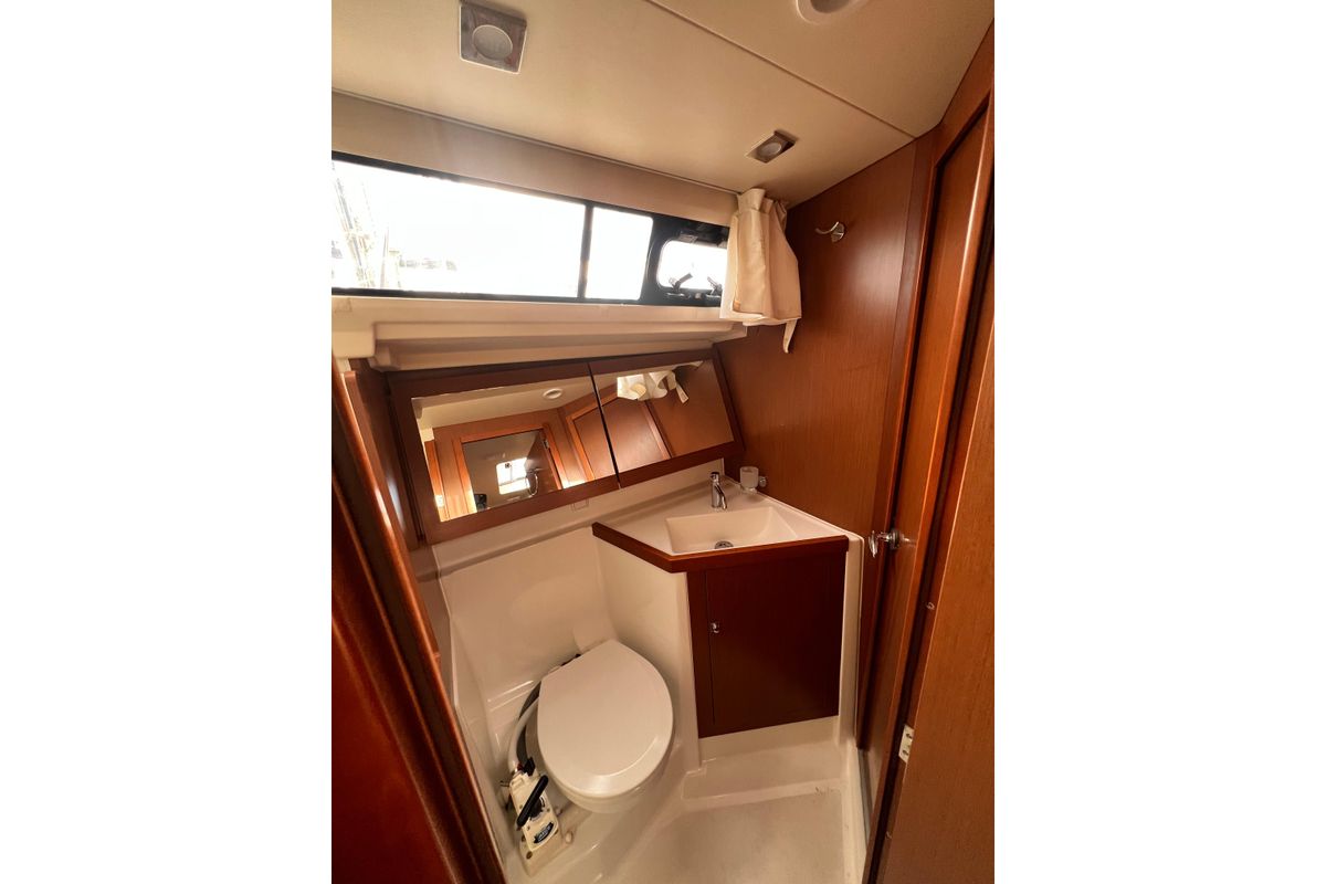 2013 Beneteau Oceanis 41 for sale in Valencia, Spain 39 ft