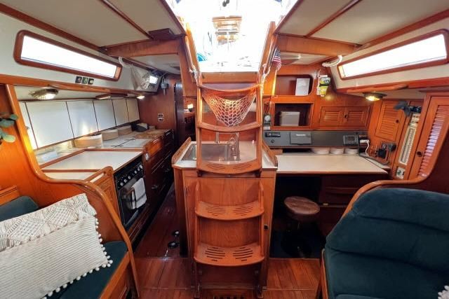1988 Hylas Custom Center Cockpit 44