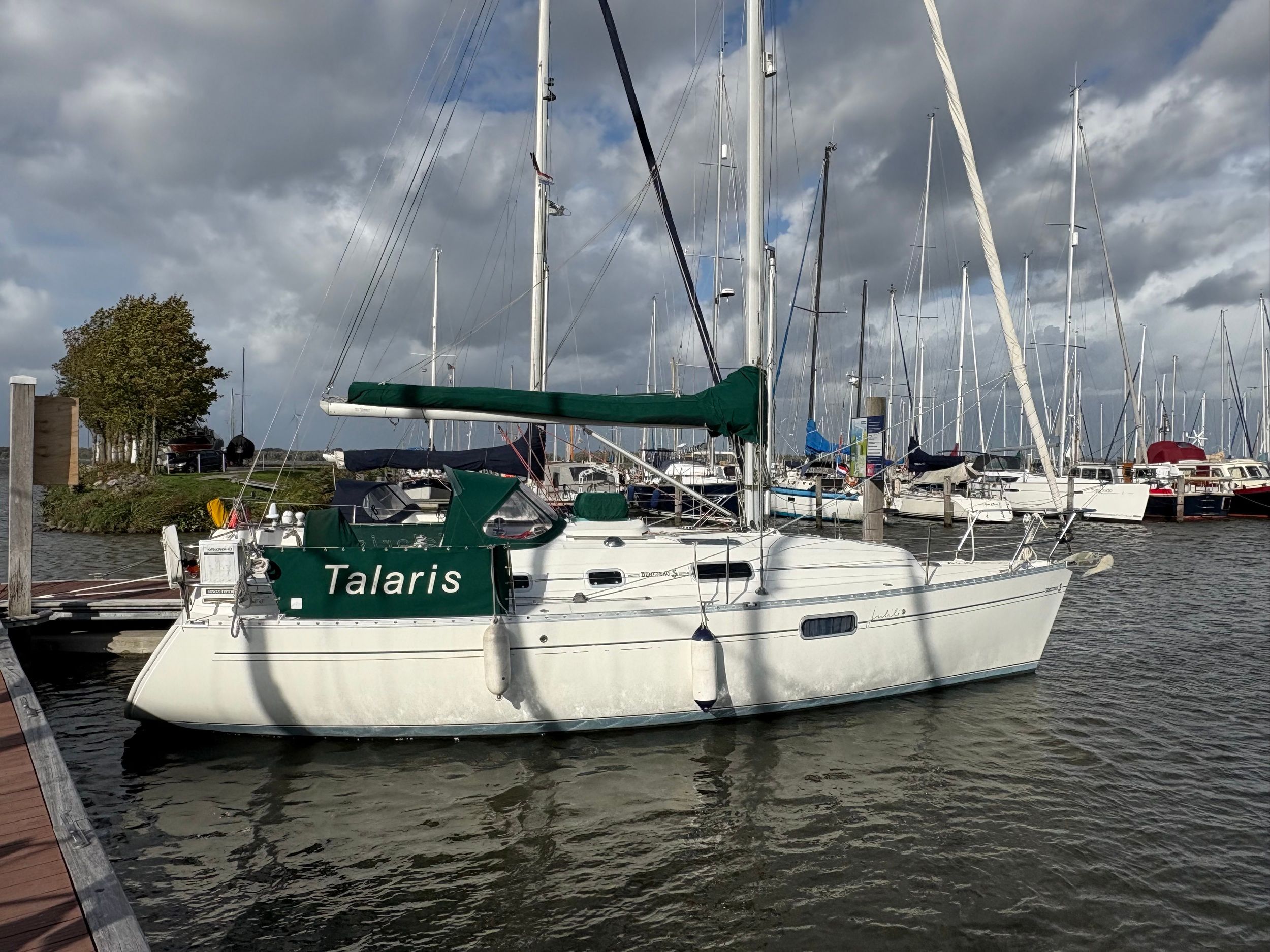 1995 Beneteau Oceanis 321 Boats