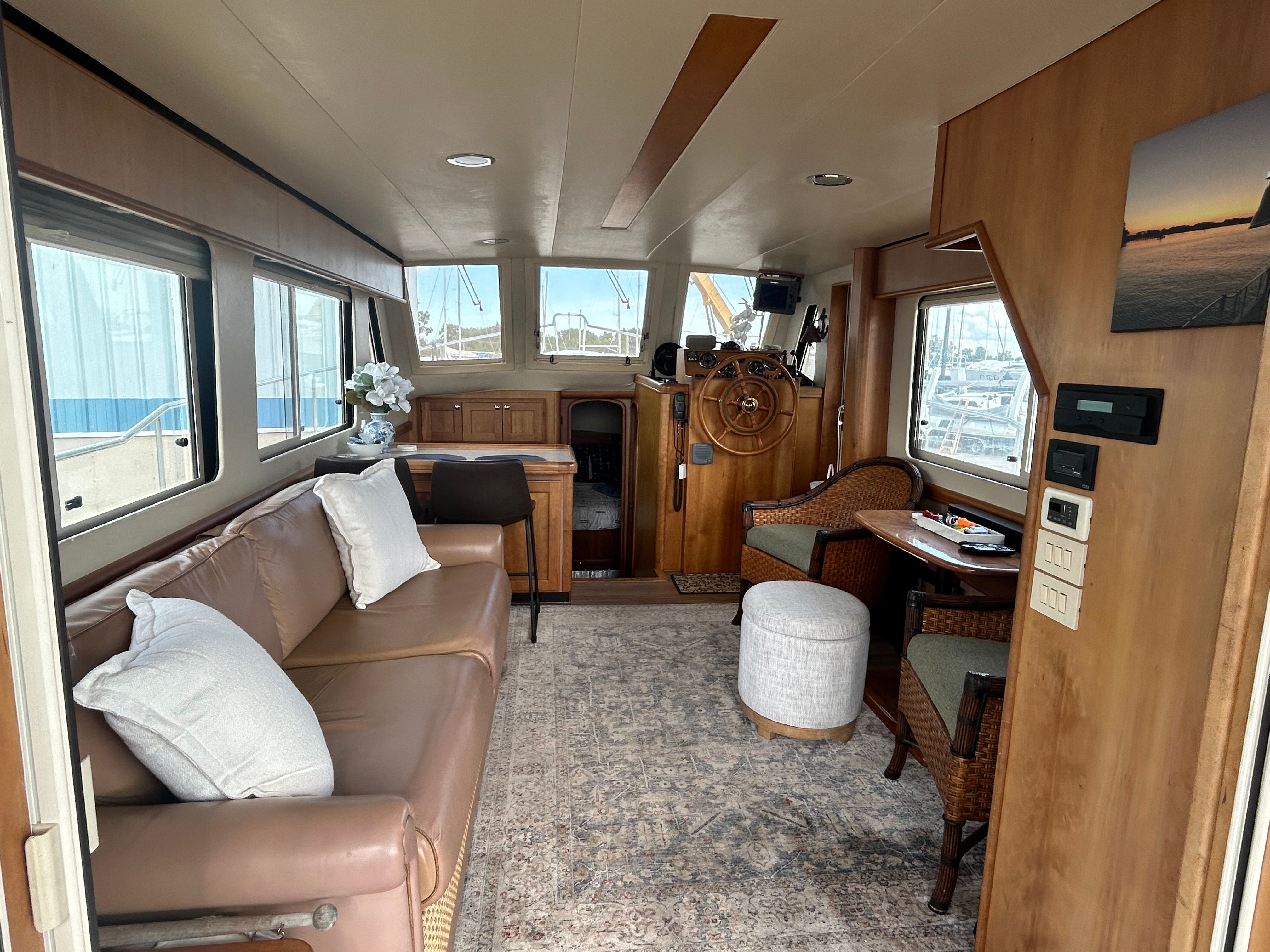 2005 Mainship 34 Trawler