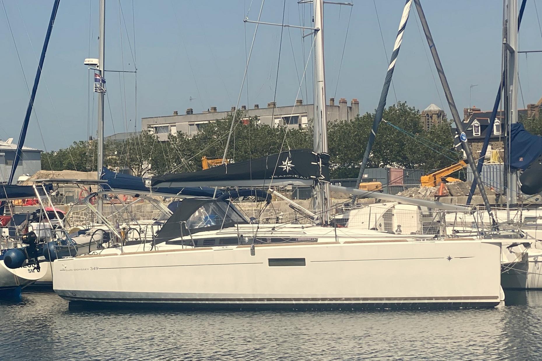 2020 Jeanneau Sun Odyssey 349 for sale in Saint-Malo, Ille-et-Vilaine, France