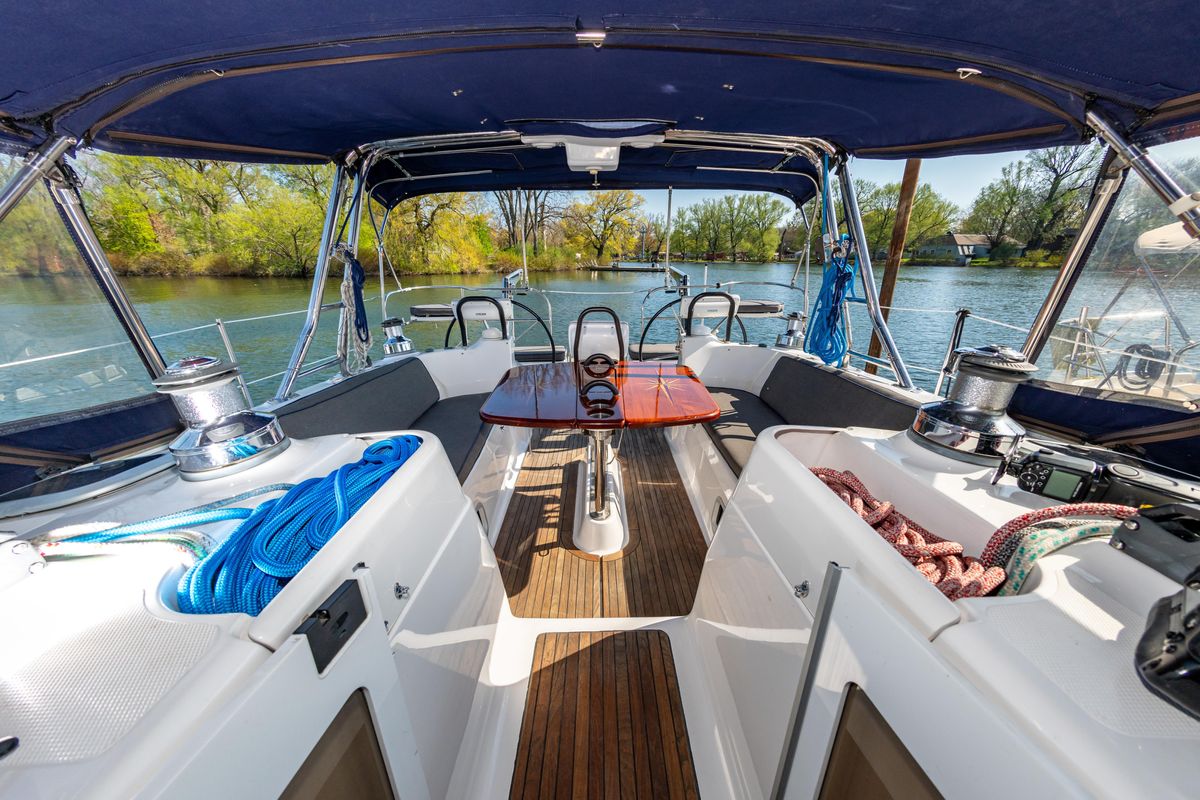 2007 Hunter 49