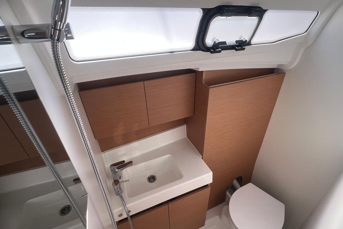 2025 Jeanneau Sun Odyssey 380 for sale in Mandelieu-la-Napoule, Alpes-Maritimes, France 39 ft