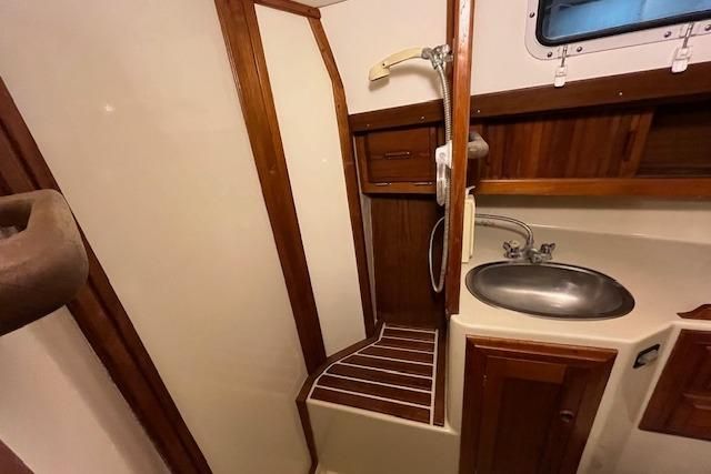 1983 Endeavour 35