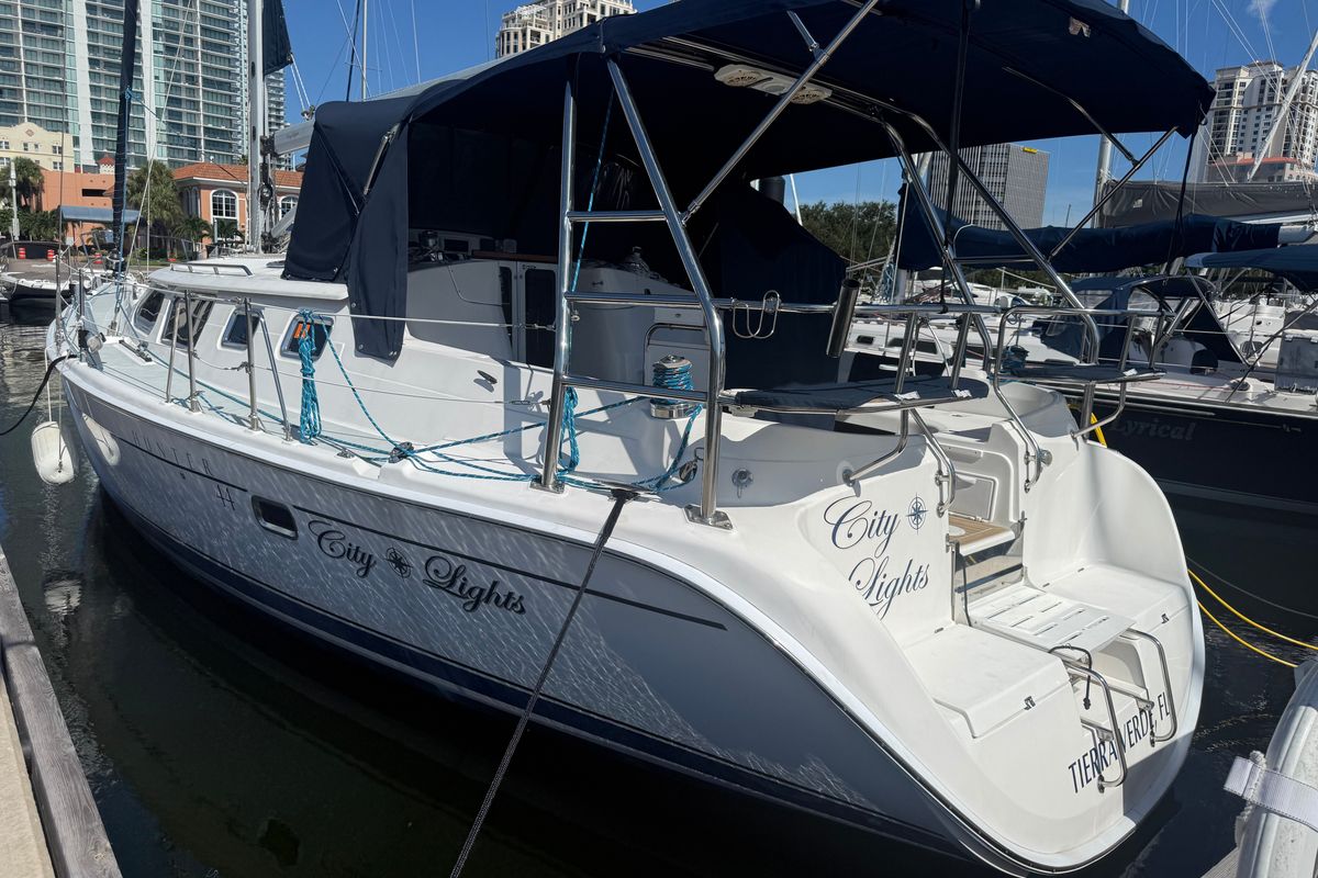 2007 Hunter 44 Deck Salon
