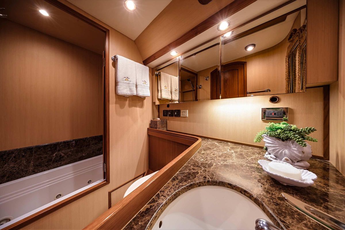 2014 Hylas 63