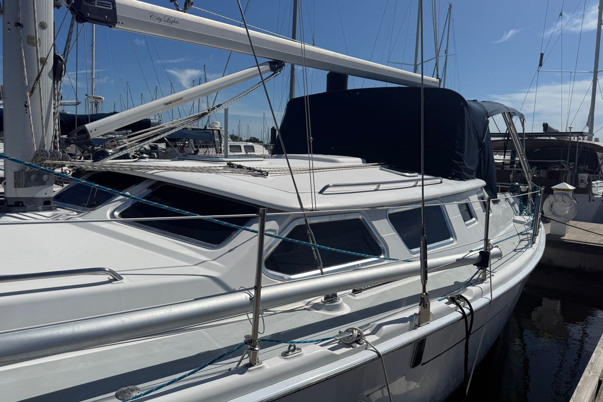 2007 Hunter 44 Deck Salon