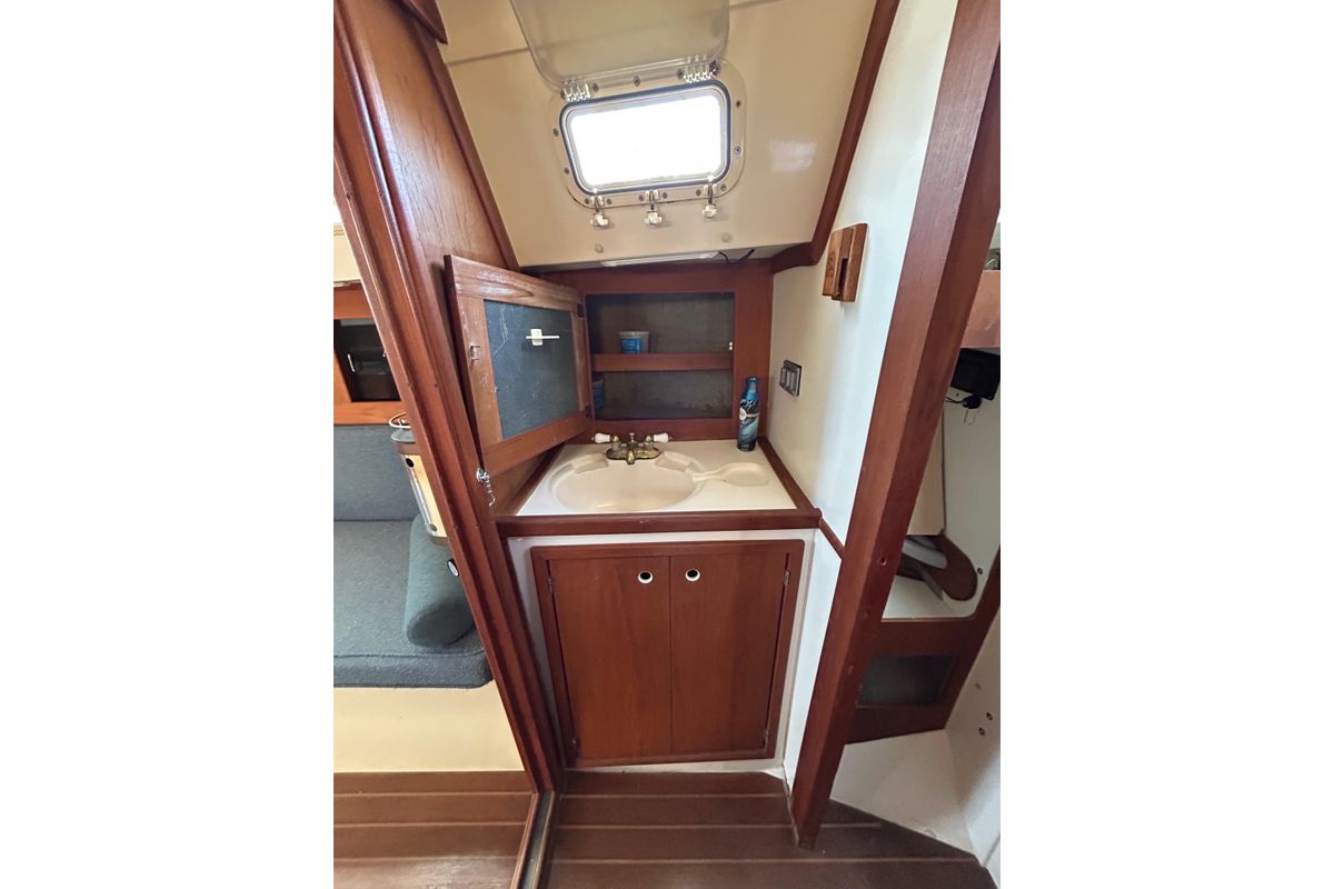 1984 Hunter 37 Cherubini Cutter