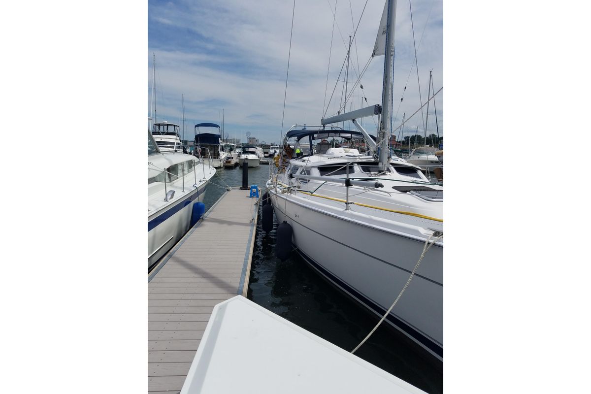 2003 Hunter 44 Deck Salon
