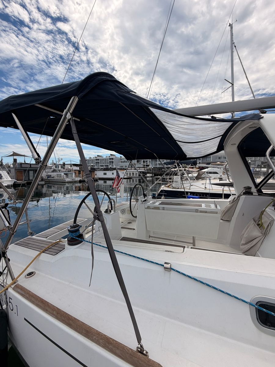 2021 Beneteau Oceanis 35.1