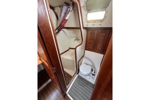 1984 Hunter 37 Cherubini Cutter