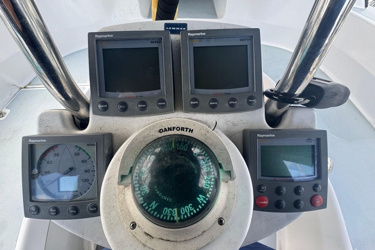 2004 Hunter 38
