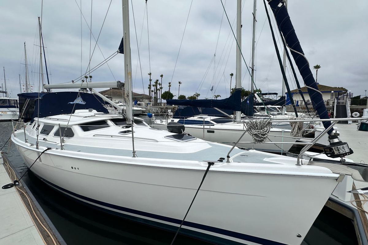 2003 Hunter 426 Deck Salon