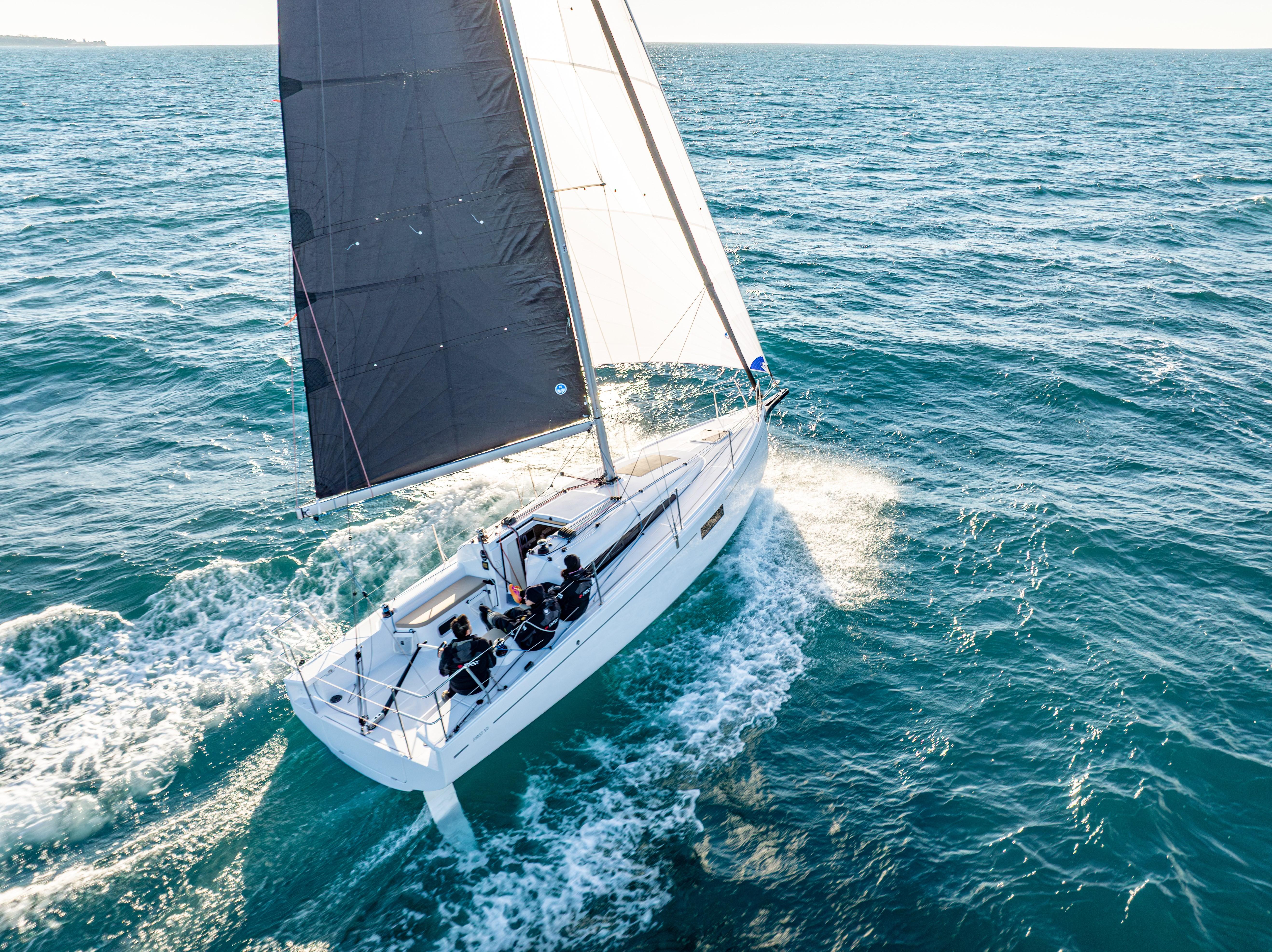 2027 Beneteau First 30