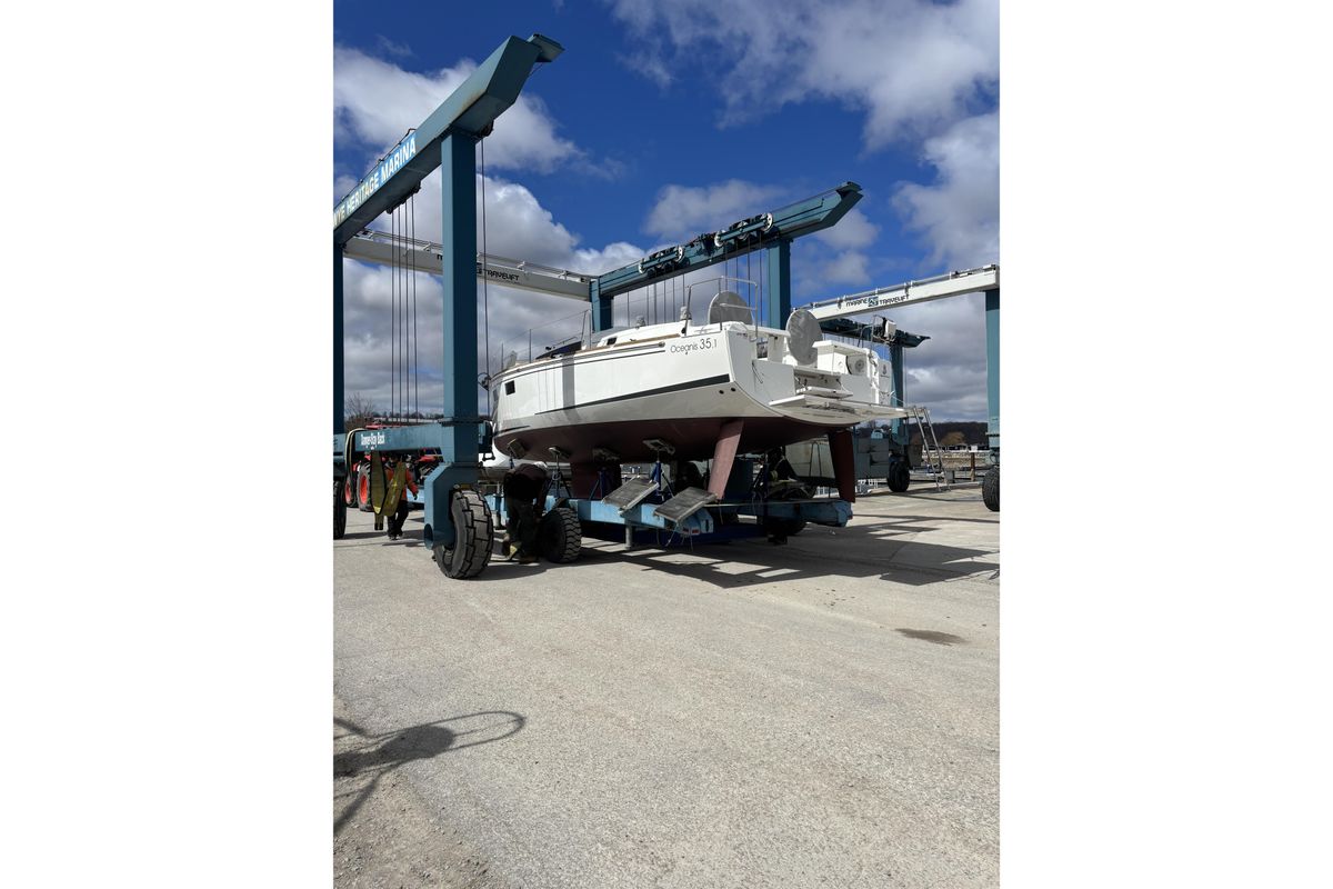 2019 Beneteau Oceanis 35.1