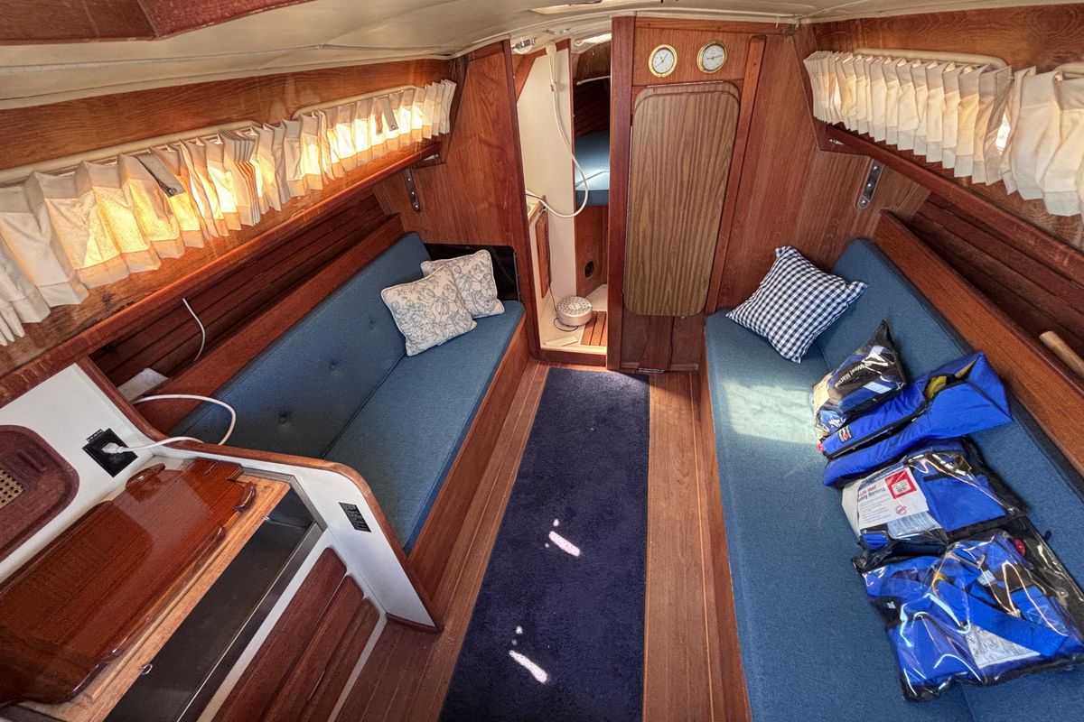 1984 Islander 28