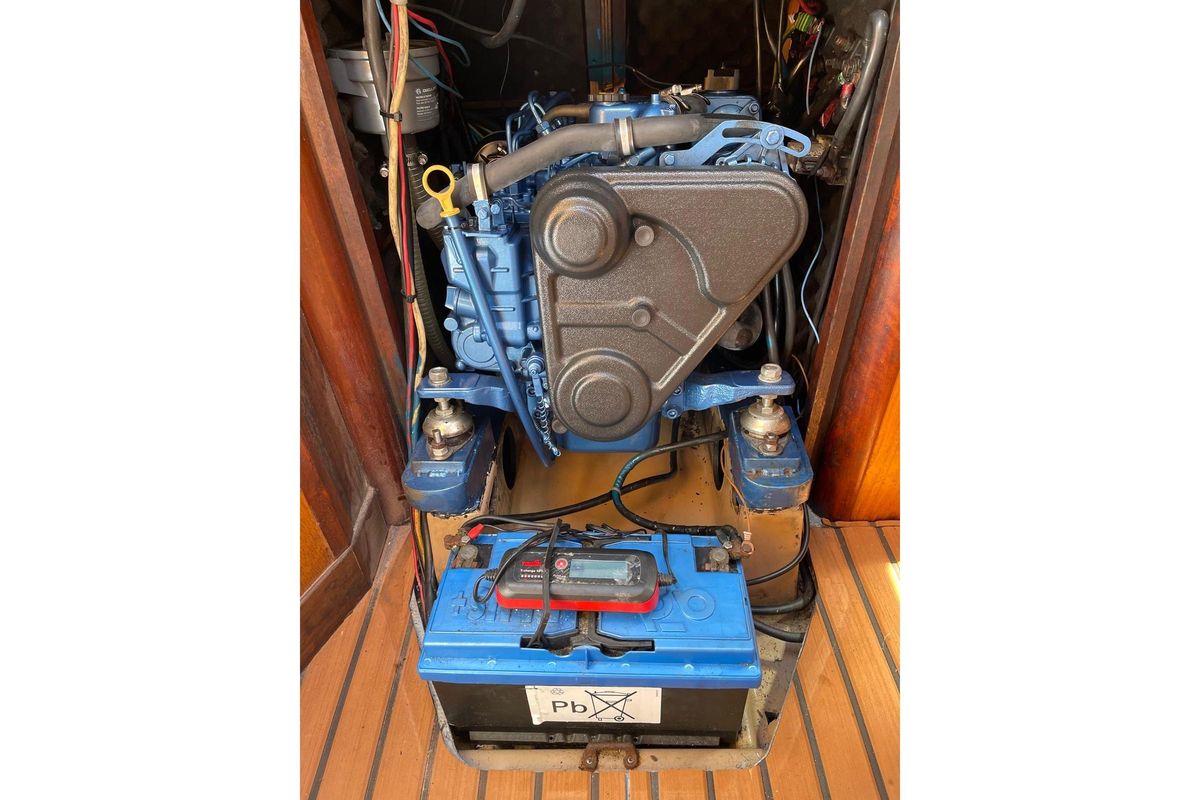 1987 Beneteau Oceanis 350 for sale in Castelló D'Empúries, Girona, Spain 32 ft