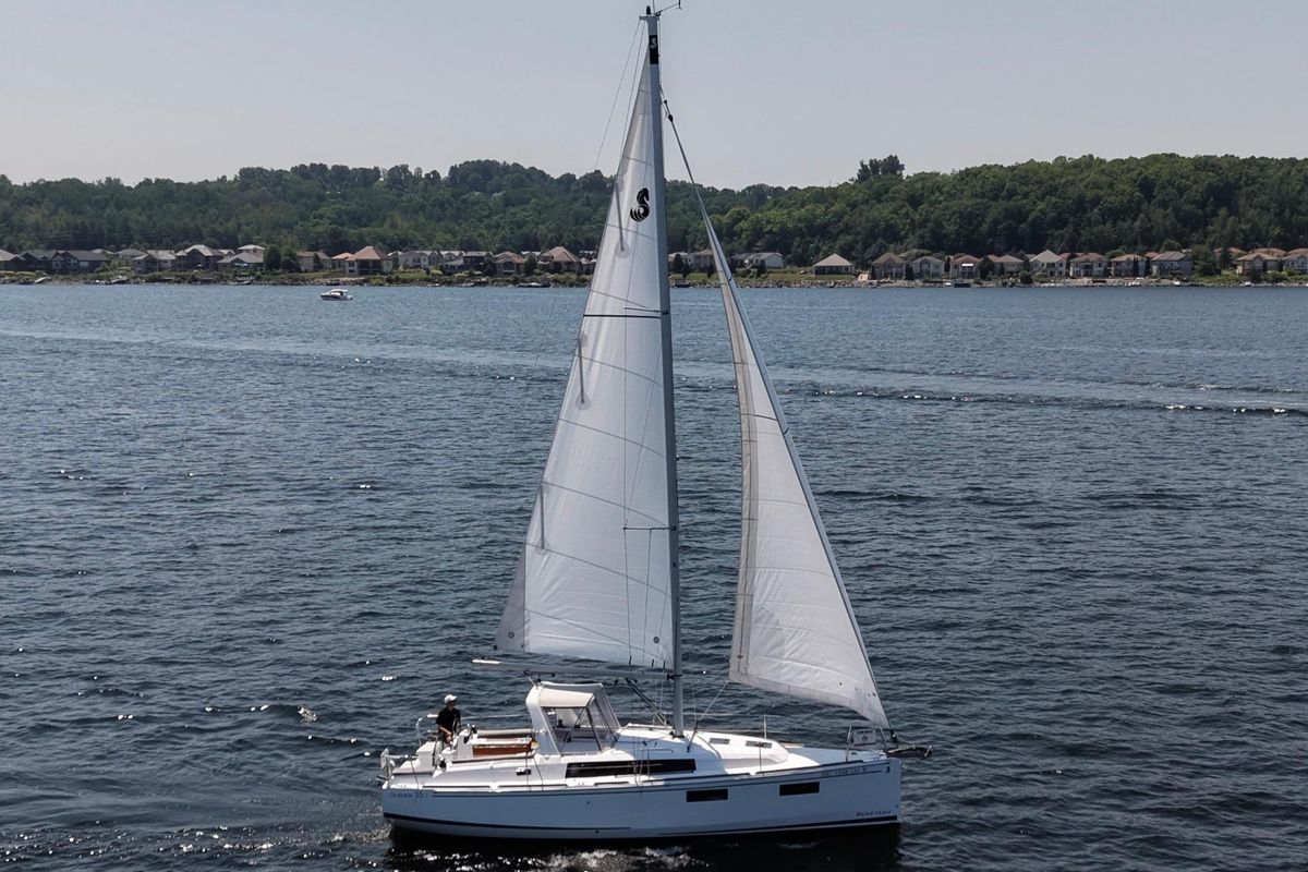 2019 Beneteau Oceanis 35.1