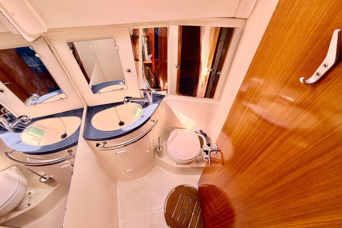 2006 Bavaria Cruiser 37