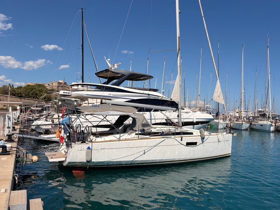 2014 Jeanneau Sun Odyssey 349 for sale in Antibes, Alpes-Maritimes, France
