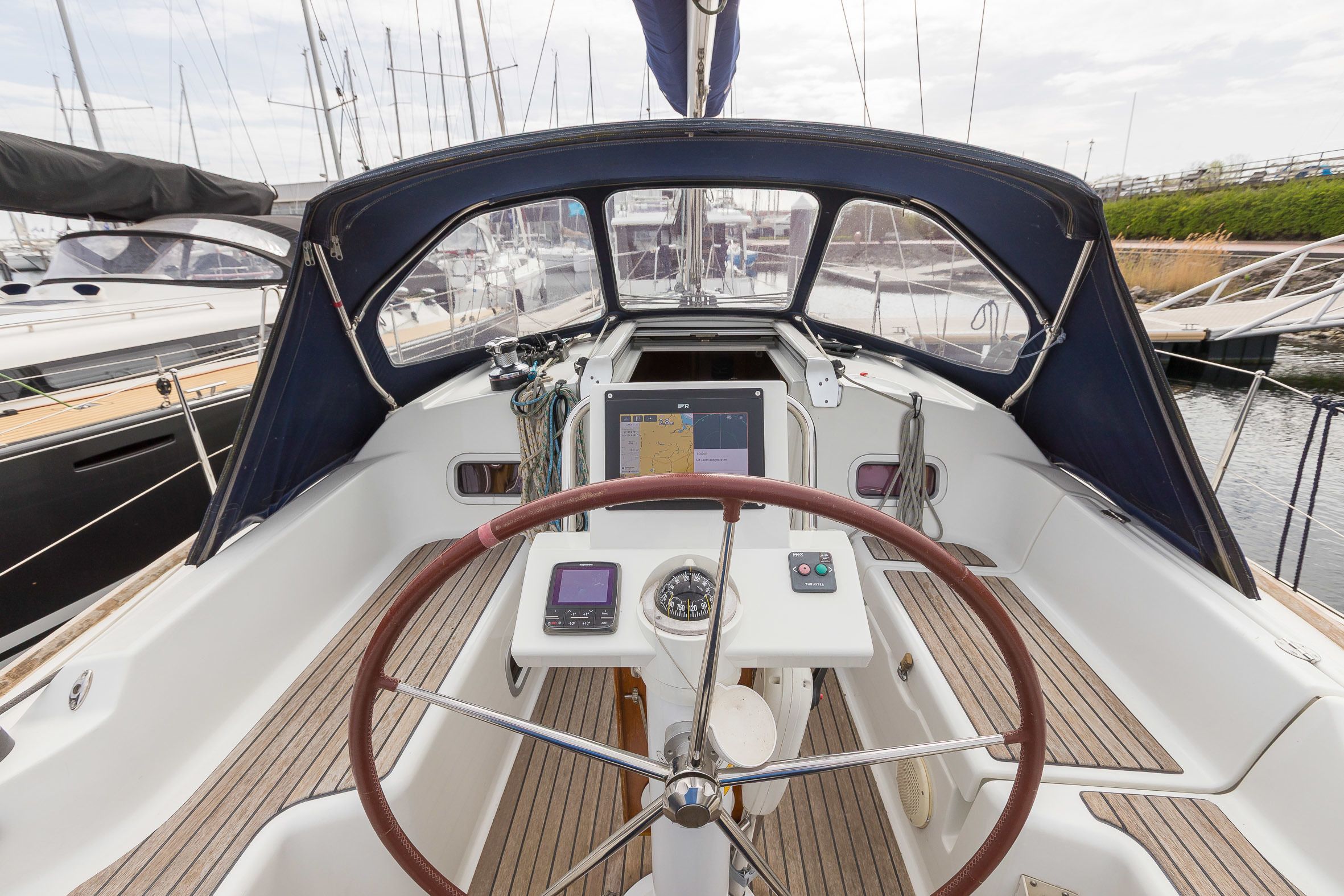 2010 Beneteau Oceanis 34 for sale in Verkoophaven, Netherlands