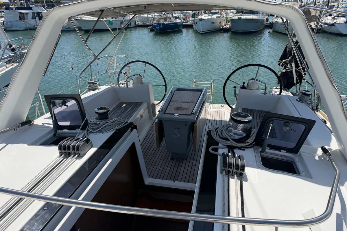 2014 Beneteau Oceanis 41 for sale in Royan, Charente-Maritime, France (39 ft)