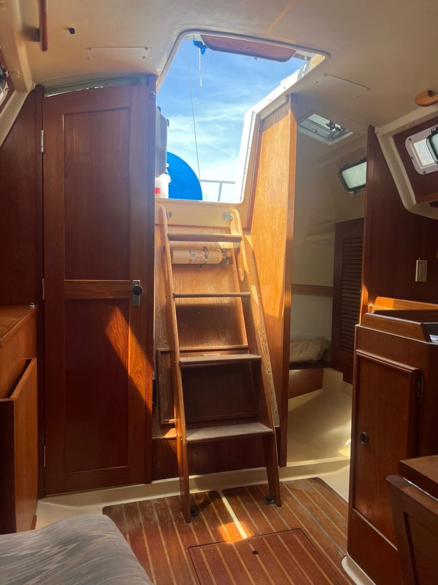 1988 Pearson 28 Sloop