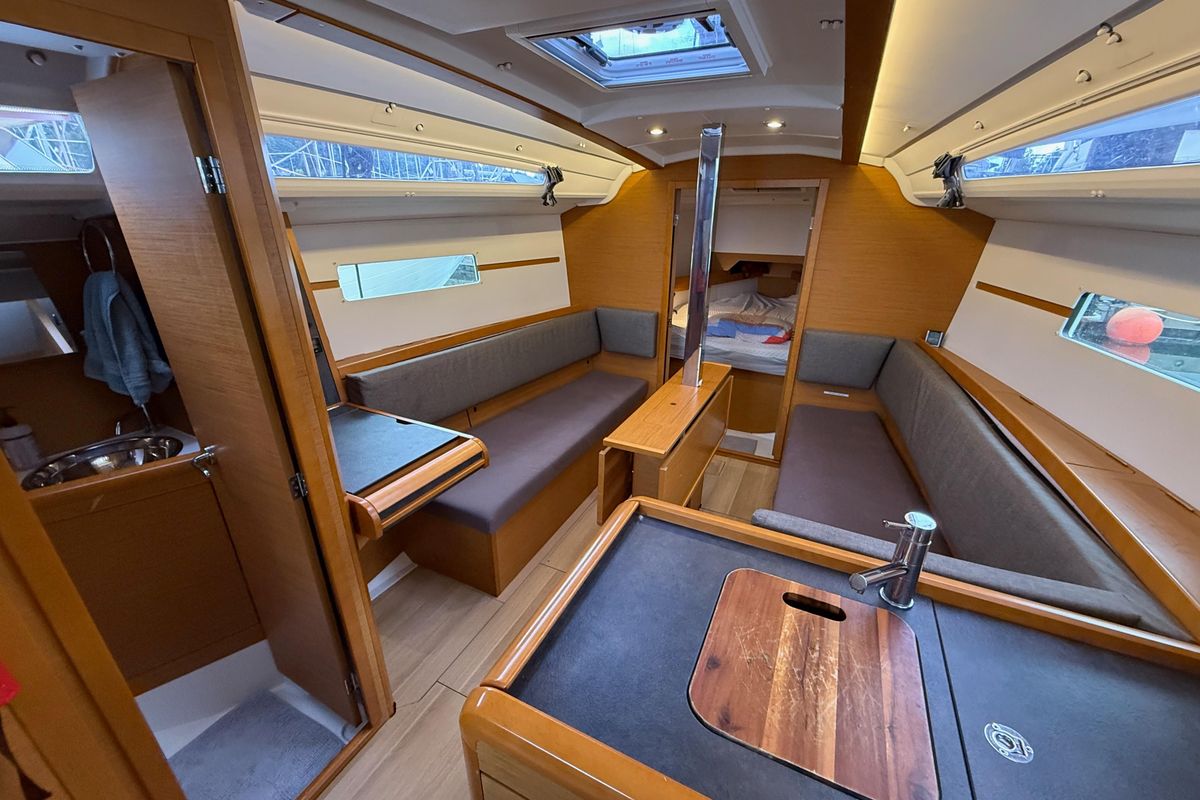 2016 Jeanneau Sun Odyssey 349