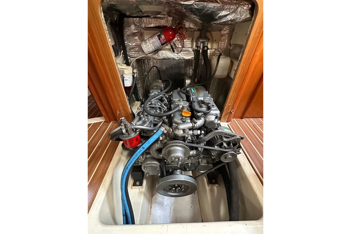2003 Hunter 426 Deck Salon