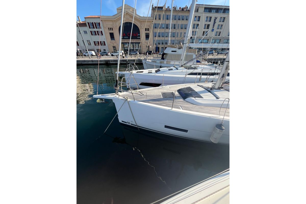 2022 Dufour 390