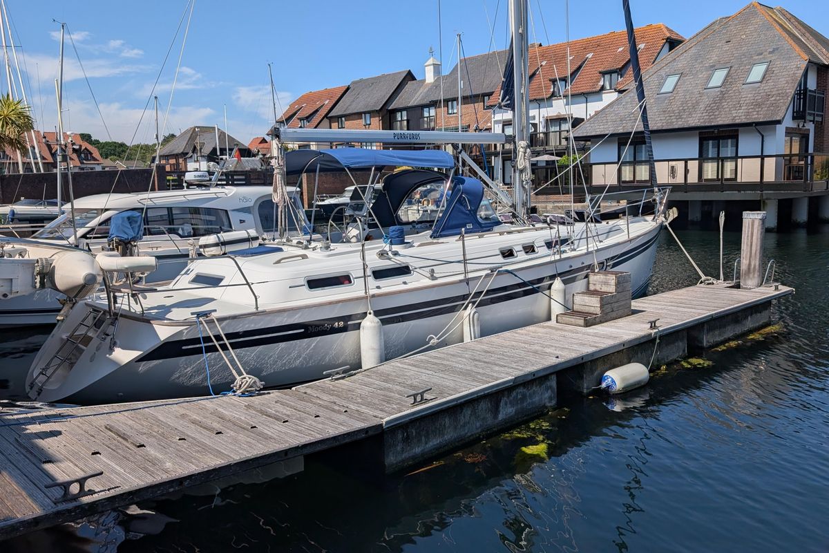 2000 Moody 42 for sale in Southampton, Hampshire, United Kingdom 42 ft