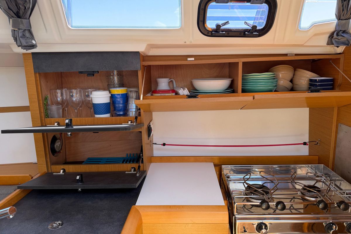 2015 Jeanneau Sun Odyssey 349