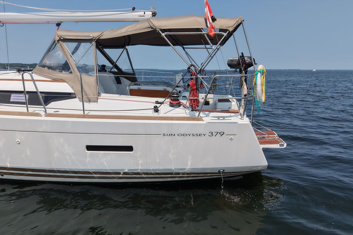 2013 Jeanneau Sun Odyssey 379