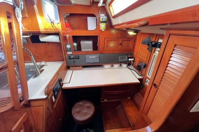 1988 Hylas Custom Center Cockpit 44